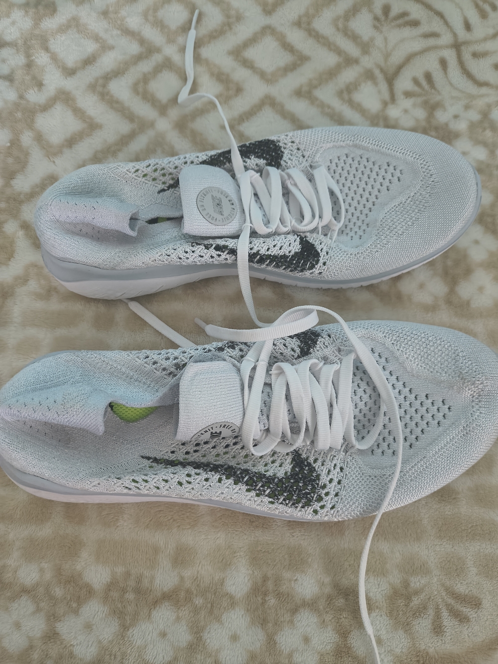 Light Gray Knit Running Shoes with Black Accent